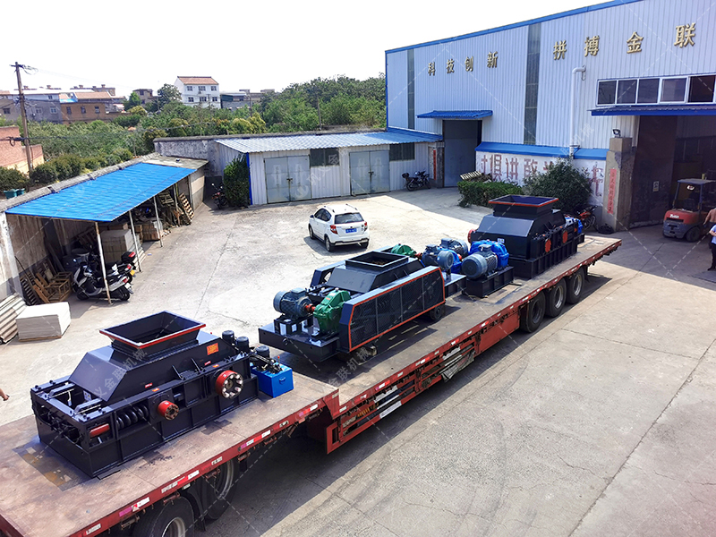 1200*1200雙齒輥破碎機(jī)，兩臺(tái)900*900軌道移動(dòng)雙齒輥破碎機(jī)發(fā)往云南